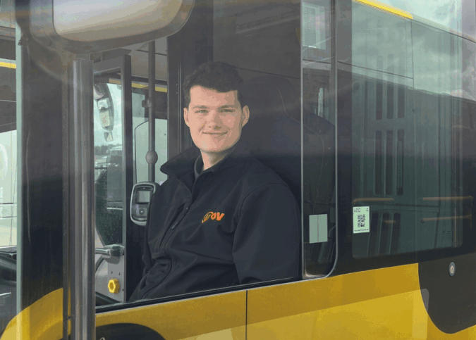 Student bestuurt touringcar tijdens proefrit Bustuderen – studentenbijbaan Utrecht